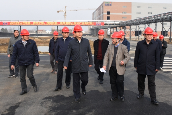 圖4 孫兵市長(zhǎng)檢查東區(qū)6萬(wàn)噸三元?jiǎng)恿﹄姵夭牧锨膀?qū)體項(xiàng)目新建設(shè)罐區(qū)